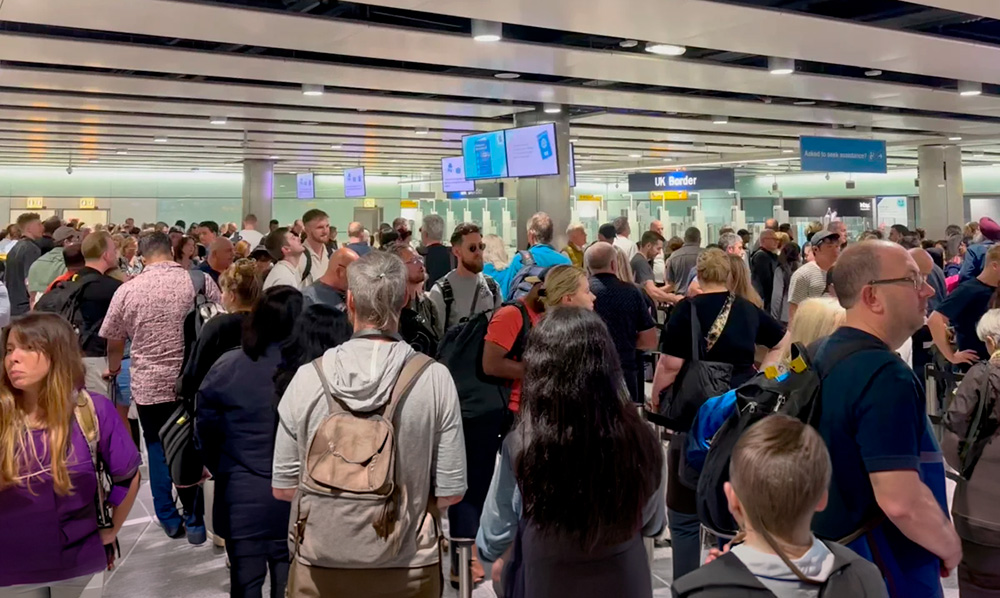 Turistas internacionales en puesto migratorio