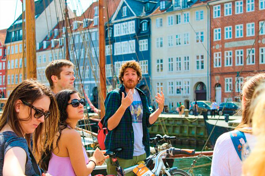 Guía dando una charla